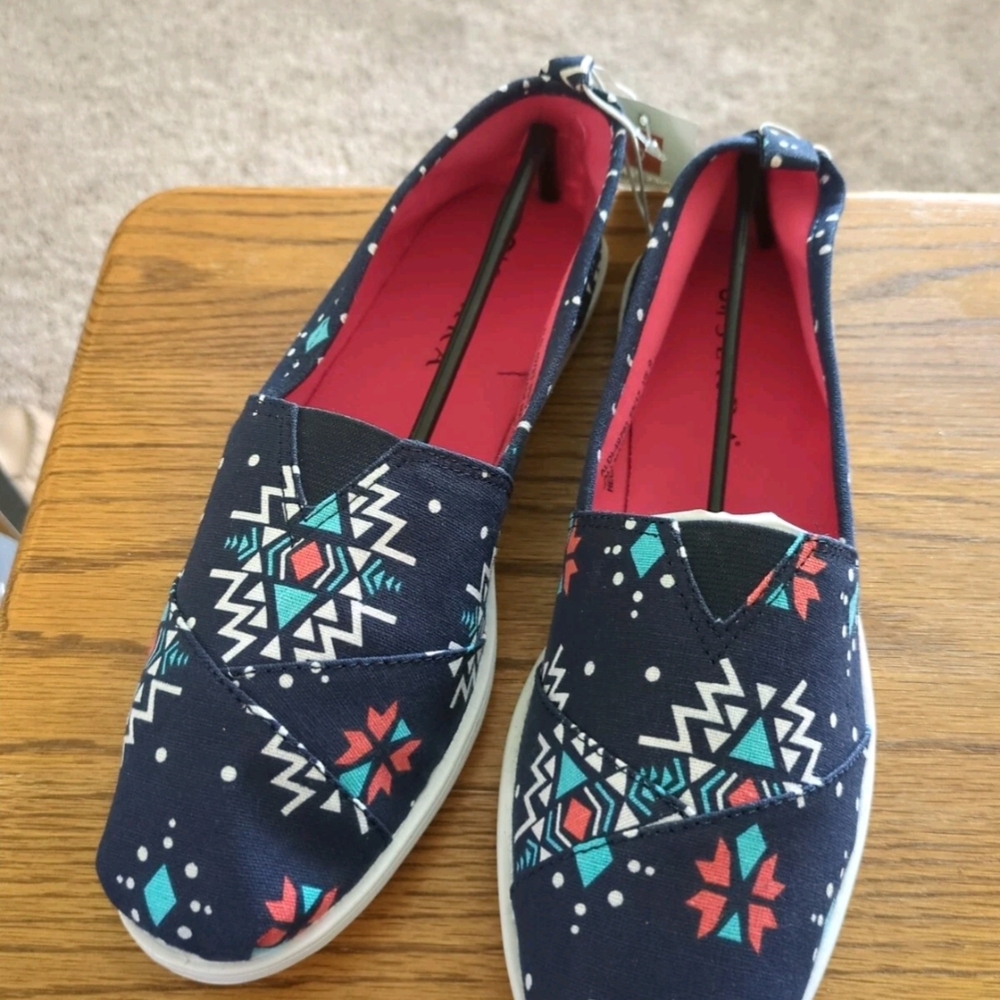 Trendy Women's Patterned Slip-On Shoes - Navy and Red Elevate your casual